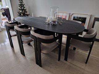 Silla de madera negra y tela gris