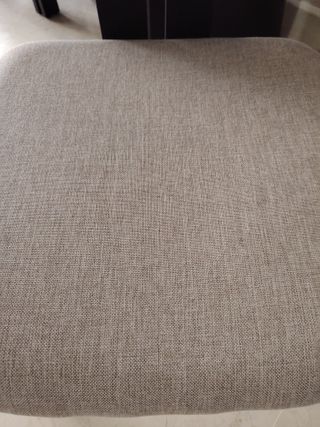 Silla de madera negra y tela gris