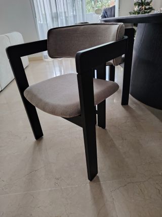 Silla de madera negra y tela gris