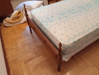 Cabecero y pie de cama en madera marrón claro