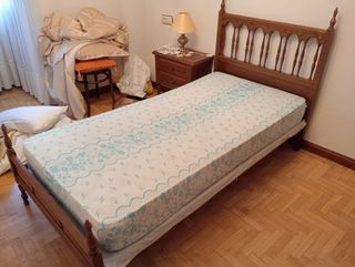 Cabecero y pie de cama en madera marrón claro