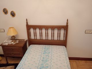 Cabecero y pie de cama en madera marrón claro