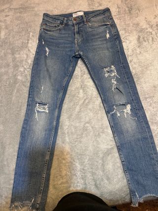 Pantalón vaquero hombre desgastado