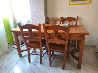 Mesa de madera con 5 sillas. No envïos.