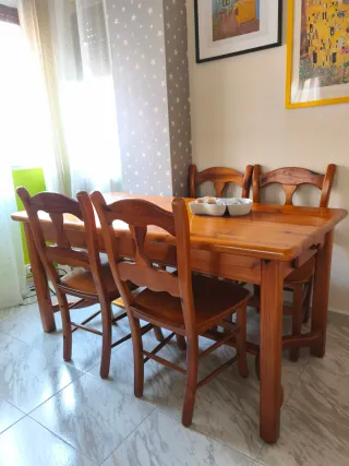 Mesa de madera con 5 sillas. No envïos.