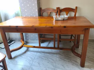 Mesa de madera con 5 sillas. No envïos.