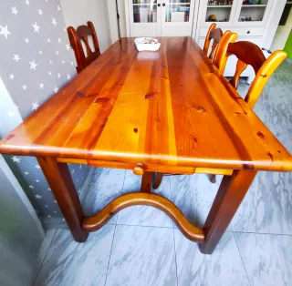 Mesa de madera con 5 sillas. No envïos.