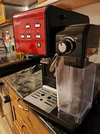 Cafetera Oster con depósito de leche