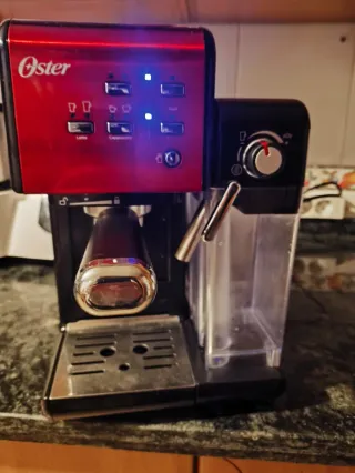 Cafetera Oster con depósito de leche