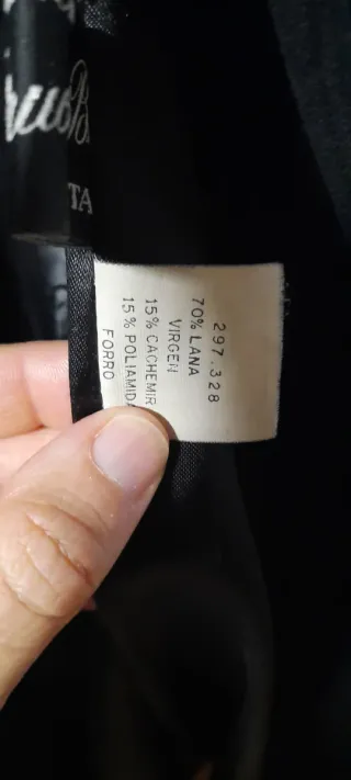 Elegante abrigo largo de lana negro