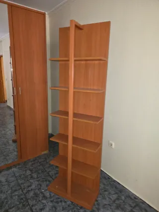 Estantería de madera marrón