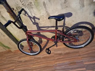 Bicicleta BMX color burdeos