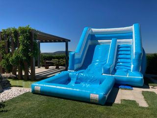 Hinchable acuático azul y blanco