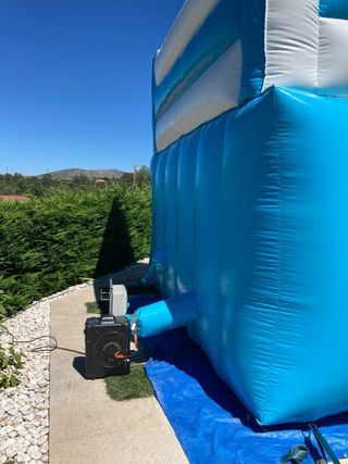 Hinchable acuático azul y blanco