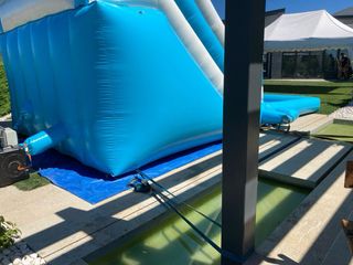 Hinchable acuático azul y blanco