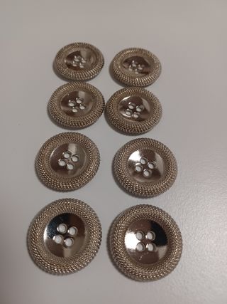 Bottoni argento con bordo decorato