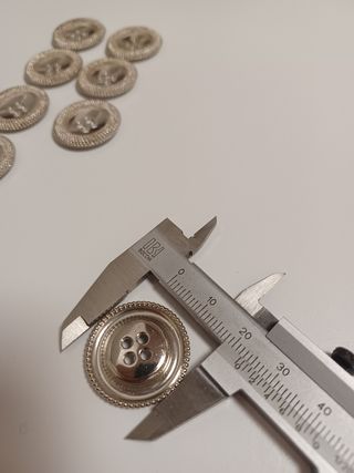 Bottoni argento con bordo decorato