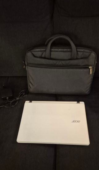 Portátil Acer blanco con funda y cargador