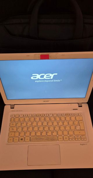 Portátil Acer blanco con funda y cargador
