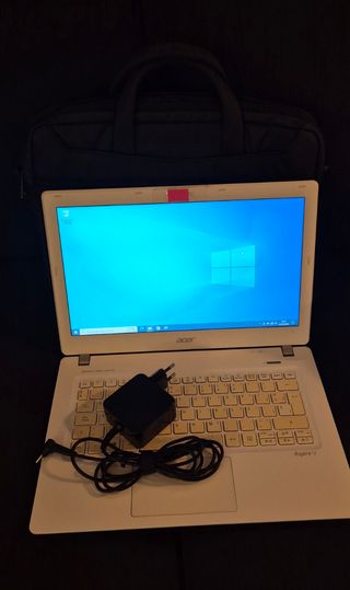 Portátil Acer blanco con funda y cargador