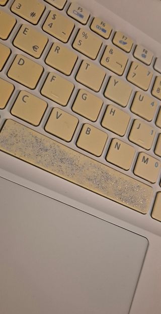 Portátil Acer blanco con funda y cargador