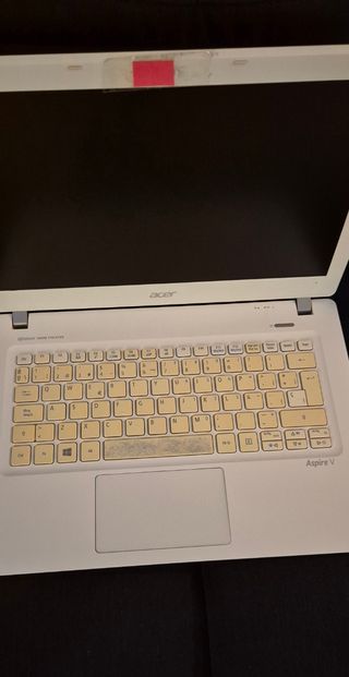 Portátil Acer blanco con funda y cargador