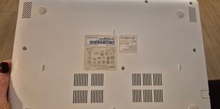 Portátil Acer blanco con funda y cargador