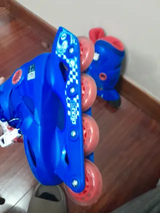 Patines en línea azules. Rodilleras incluidas