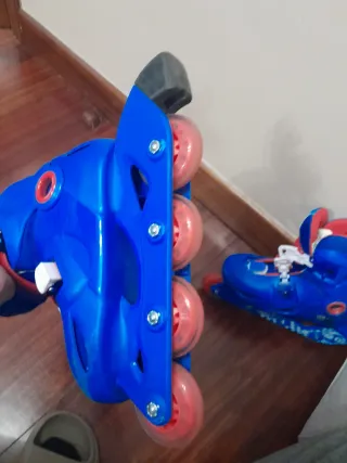 Patines en línea azules. Rodilleras incluidas
