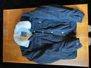 Cazadora vaquera negra con borreguito