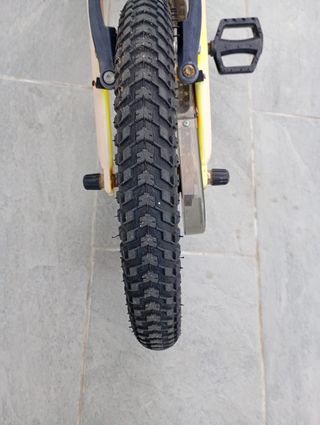 Bicicleta infantil amarilla