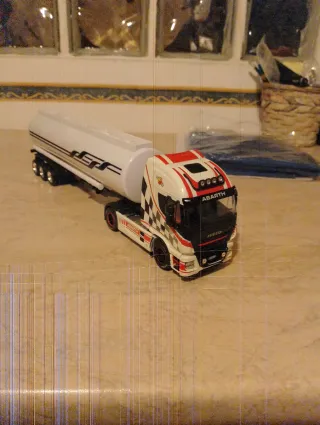 Camioncino arancione e blu