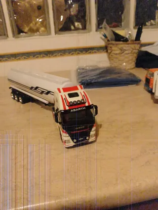 Camioncino arancione e blu