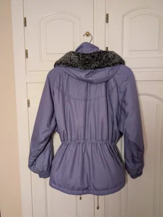 Parka Morada con Capucha y Detalles