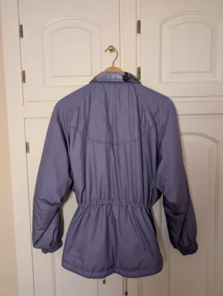 Parka Morada con Capucha y Detalles