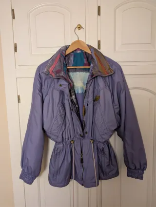 Parka Morada con Capucha y Detalles