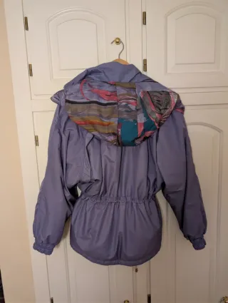 Parka Morada con Capucha y Detalles