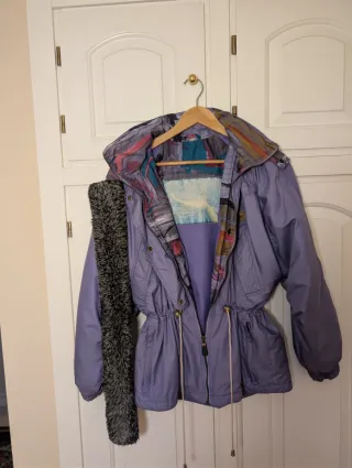 Parka Morada con Capucha y Detalles