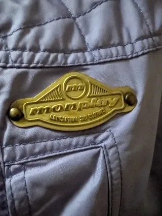 Parka Morada con Capucha y Detalles