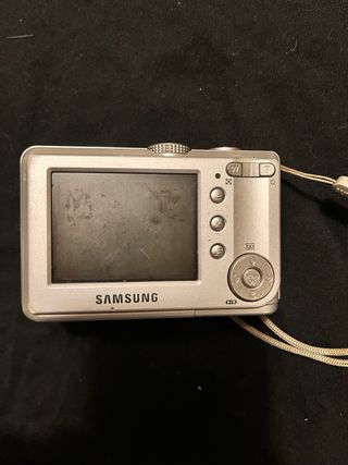 Fotocamere vintage Pentax e Samsung in argento