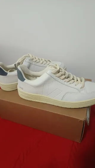Veja V-12 Stitch O.T. Leather Blancas