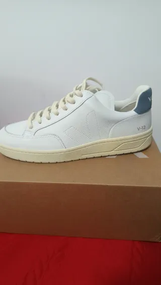 Veja V-12 Stitch O.T. Leather Blancas