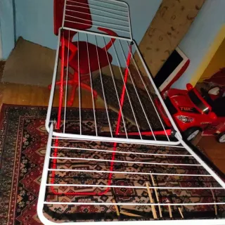 Tendedero plegable de metal rojo y blanco