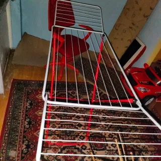 Tendedero plegable de metal rojo y blanco