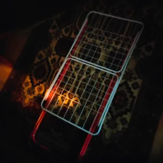 Tendedero plegable de metal rojo y blanco