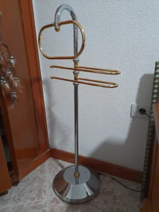 Toallero de pie metal dorado y plateado