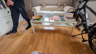 Mesa de forja con tapa de cristal.