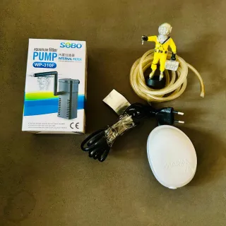 Pecera grande con fondo marino más accesorios.