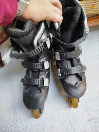 Patines en línea negros y grises.