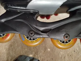 Patines en línea negros y grises.